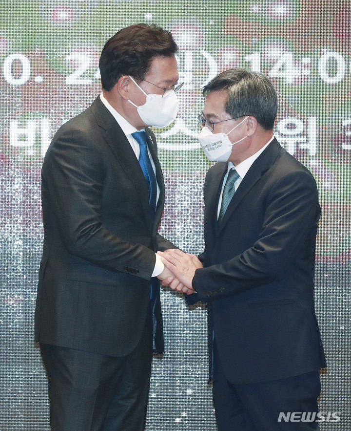 [서울=뉴시스] 국회사진기자단 = 김동연 전 경제부총리가 24일 서울 마포구 누리꿈스퀘어에서 열린 '새로운 물결' 창당 발기인 대회에서 송영길 더불어민주당 대표와 인사하고 있다. 2021.10.24. photo@newsis.com