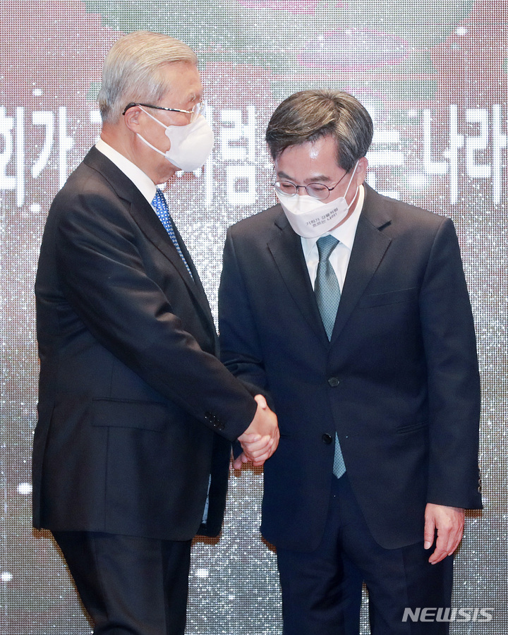 [서울=뉴시스] 국회사진기자단 = 김동연 전 경제부총리가 24일 서울 마포구 누리꿈스퀘어에서 열린 '새로운 물결' 창당 발기인 대회에서 김종인 전 국민의힘 비상대책위원장과 인사하고 있다. 2021.10.24. photo@newsis.com