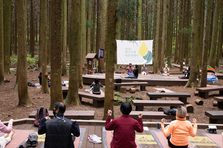 제주시 사려니 숲길에서 명상을 하고 있는 모습./제주도 *재판매 및 DB 금지