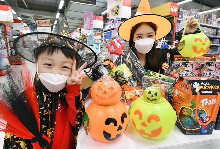 [서울=뉴시스]25일 서울 등촌동 소재 홈플러스 강서점에서 모델과 어린이가 함께 ‘해피 핼러윈 대축제’ 행사 상품을 선보이고 있다. 홈플러스는 핼러윈 데이를 맞아 31일까지 ‘해피 핼러윈 대축제’를 진행한다. 사탕과 초콜릿, 파티용 기획 상품을 비롯해 핼러윈 분위기를 연출할 수 있는 의상과 소품 등 560여 종을 내놓았다. (사진=홈플러스 제공). 2021.10.25. photo@newsis.com *재판매 및 DB 금지