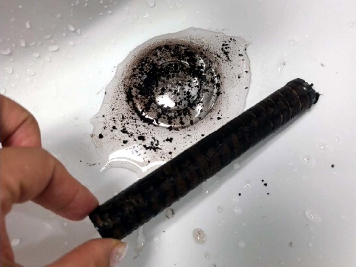 [영암=뉴시스] 수돗물 녹물 등으로 오염된 필터. (사진=독자 제공) 2021.10.25. photo@newsis.com *재판매 및 DB 금지