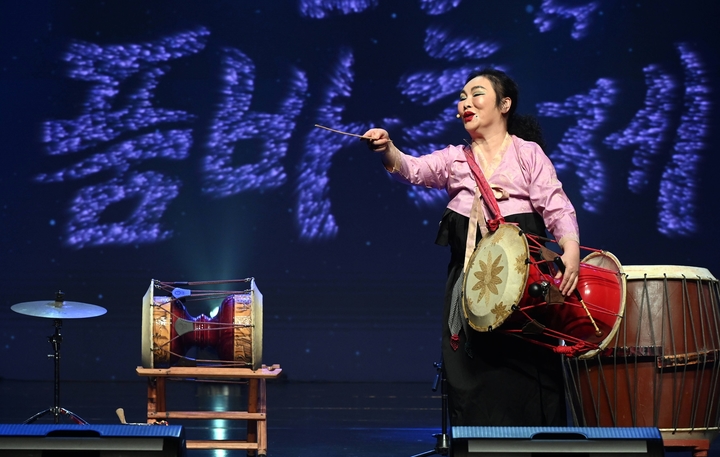 [음성=뉴시스] 음성품바축제 품바왕 선발대회 대상 뺑덕이 품바 공연. (사진=음성군 제공) photo@newsis.com *재판매 및 DB 금지