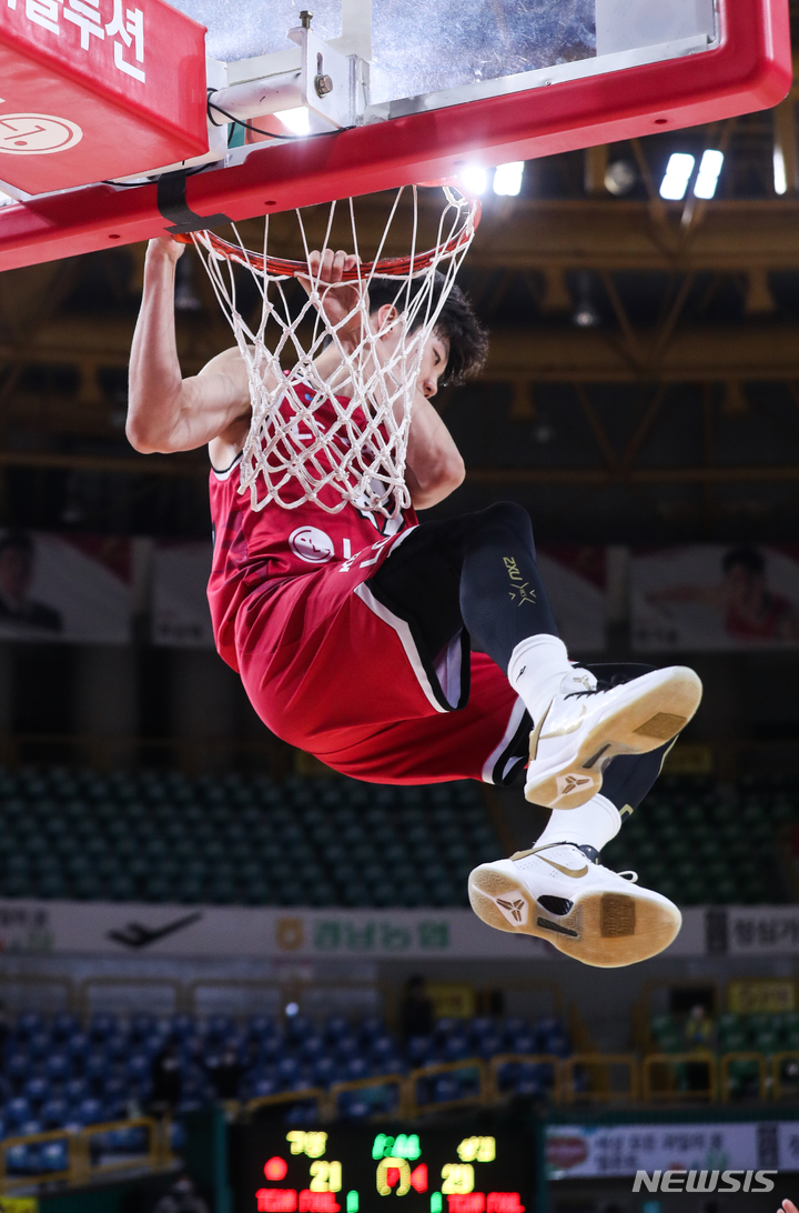[서울=뉴시스]창원 LG 이광진 덩크슛. (사진=KBL 제공)