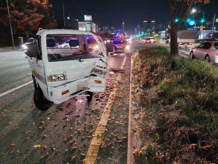 [인천=뉴시스] 김동영 기자 = 25일 오후 인천 서구 원창동 한 도로에서 1차로를 달리던 소형 트럭이 중앙분리대를 들이받았다. 2021.10.25. (사진=송영훈씨 제공) *재판매 및 DB 금지