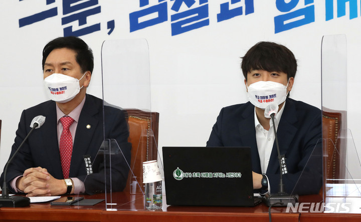 [서울=뉴시스] 최진석 기자 = 국민의힘 이준석(오른쪽) 대표가 25일 서울 여의도 국회에서 열린 최고위원회의에서 발언하고 있다. 왼쪽은 김기현 원내대표. (공동취재사진) 2021.10.25. photo@newsis.com