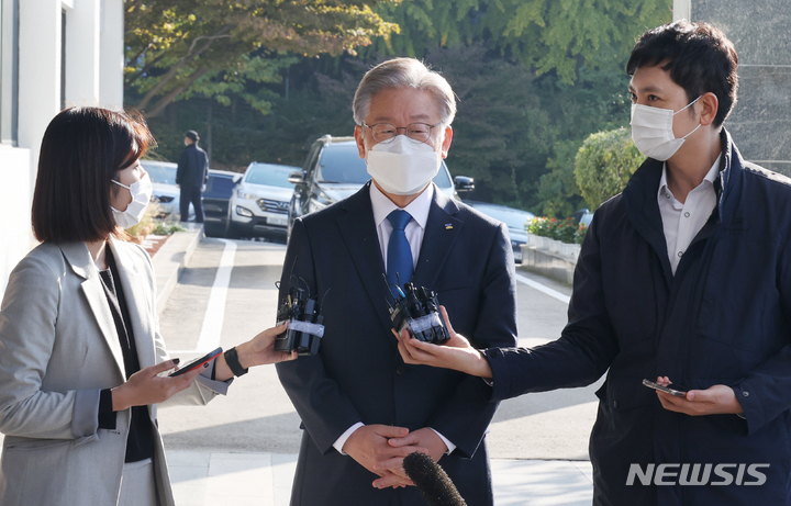 [수원=뉴시스] 국회사진기자단 = 더불어민주당 대선 후보인 이재명 경기도지사가 25일 경기도 수원 경기도청에 출근하며 기자들의 질문에 답하고 있다. 2021.10.25. photo@newsis.com