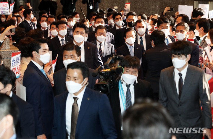 [서울=뉴시스] 최진석 기자 = 문재인 대통령이 25일 오전 2022년도 예산안 시정연설을 위해 국회의사당 본청 현관으로 들어서며 대장동 개발 의혹 특검 수용을 촉구하는 국민의힘 의원들의 피켓 항의를 받고 있다. (공동취재사진) 2021.10.25. photo@newsis.com