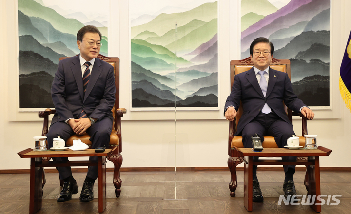 [서울=뉴시스] 김진아 기자 = 문재인 대통령이 25일 오전 서울 여의도 국회 환담장에서 2022년도 예산안 시정연설을 하기에 앞서 박병석 의장과 환담을 하고 있다. 2021.10.25. bluesoda@newsis.com