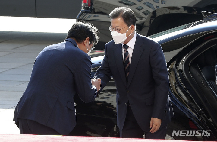 [서울=뉴시스] 최진석 기자 = 문재인 대통령이 25일 2022년도 예산안 시정연설을 위해 국회에 도착해 이춘석 국회 사무총장과 인사를 나누고 있다. 2021.10.25. myjs@newsis.com