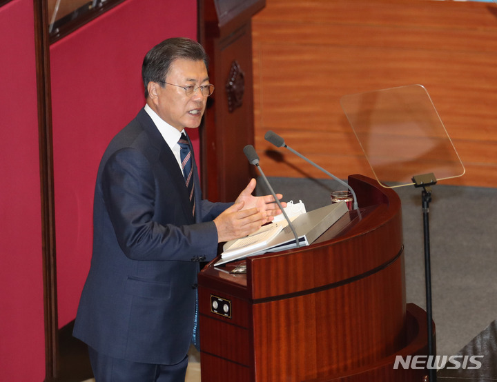 [서울=뉴시스] 김진아 기자 = 문재인 대통령이 25일 오전 국회 본회의장에서 2022년도 예산안 시정연설을 하고 있다. 2021.10.25. bluesoda@newsis.com