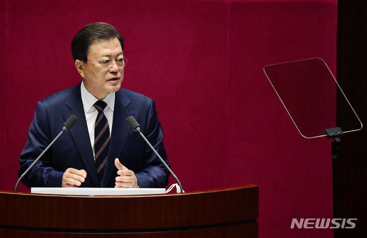 [서울=뉴시스] 전신 기자 = 문재인 대통령이 25일 서울 여의도 국회 본회의장에서 2022년도 예산안 시정연설을 하고 있다. (공동취재사진) 2021.10.25. photo@newsis.com