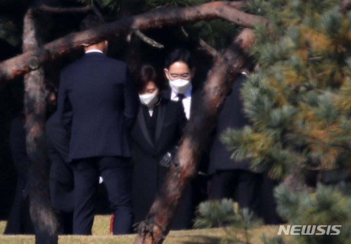 [수원=뉴시스] 조성우 기자 = 이재용 삼성전자 부회장, 홍라희 전 리움미술관장 등 가족들이 25일 오전 경기도 수원시에 위치한 가족 선영에서 진행된 고 이건희 회장 1주기 추도식에 참석하고 있다. 2021.10.25. xconfind@newsis.com