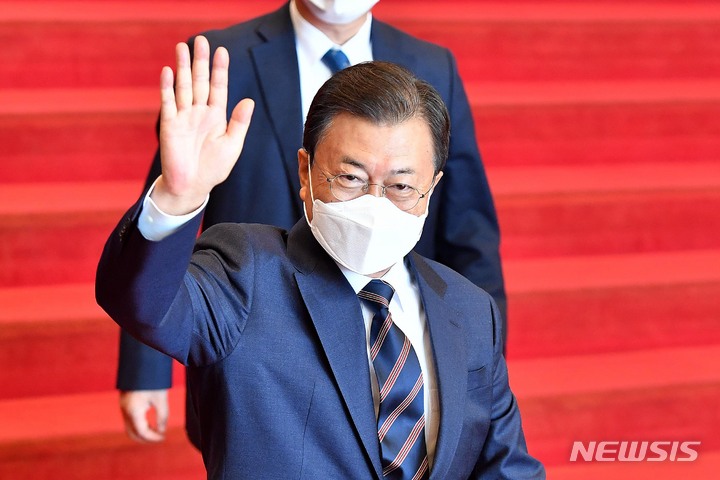 [서울=뉴시스] 최진석 기자 = 문재인 대통령이 25일 2022년도 정부 예산안 처리를 위한 시정연설을 마친 뒤 국회를 나서며 배웅 나온 당 관계자들에게 인사하고 있다. (공동취재사진) 2021.10.25. photo@newsis.com