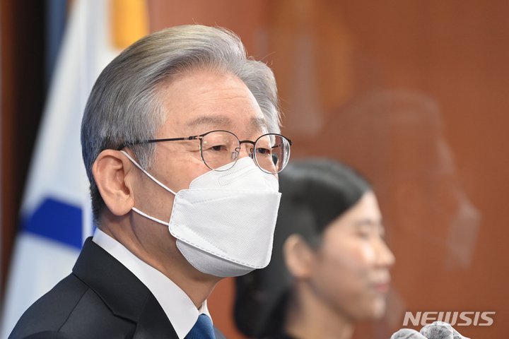 [수원=뉴시스] 김종택기자 = 더불어민주당 대선 후보인 이재명 경기지사가 25일 오전 경기도 수원시 경기도청에서 퇴임 기자회견을 하고 있다. 이 후보는 26일 중앙선거관리위원회에 대선 예비후보로 등록, 27일에는 문재인 대통령과의 면담 등 본격적인 대권 행보에 들어간다. 2021.10.25. jtk@newsis.com