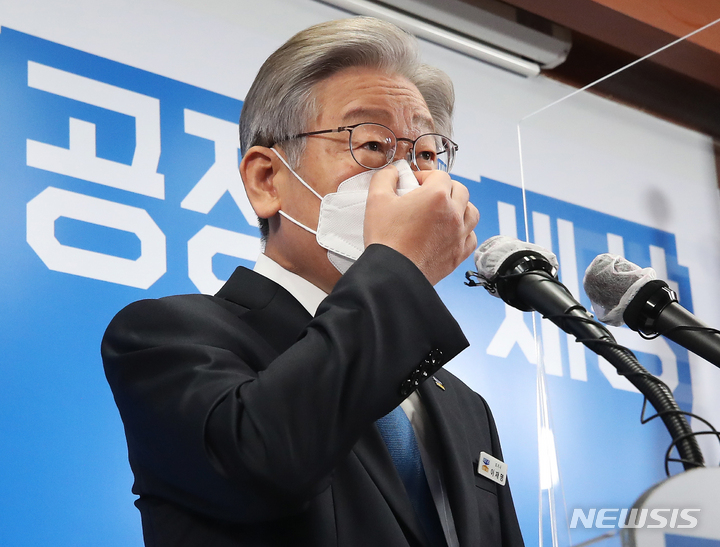 [수원=뉴시스] 김종택기자 = 더불어민주당 대선 후보인 이재명 경기지사가 25일 오전 경기도 수원시 경기도청에서 열린 퇴임 기자회견에서 마스크를 고쳐쓰고 있다. 이 후보는 26일 중앙선거관리위원회에 대선 예비후보로 등록, 27일에는 문재인 대통령과의 면담 등 본격적인 대권 행보에 들어간다. 2021.10.25. jtk@newsis.com