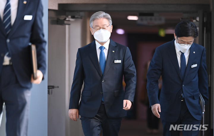 [수원=뉴시스] 김종택기자 = 더불어민주당 대선 후보인 이재명 경기지사가 25일 오전 경기도 수원시 경기도청에서 퇴임 기자회견을 하기 위해 브리핑룸으로 이동하고 있다. 2021.10.25. jtk@newsis.com