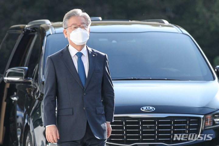 [수원=뉴시스] 국회사진기자단 = 더불어민주당 대선 후보인 이재명 경기도지사가 25일 경기도 수원 경기도청으로 출근하고 있다. 2021.10.25. photo@newsis.com