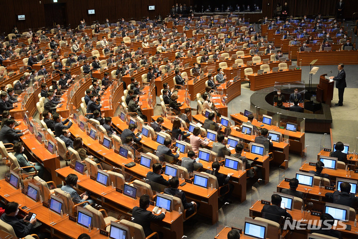 [서울=뉴시스] 전신 기자 = 문재인 대통령이 25일 서울 여의도 국회 본회의장에서 2022년도 예산안 시정연설을 하고 있다. (공동취재사진) 2021.10.25. photo@newsis.com