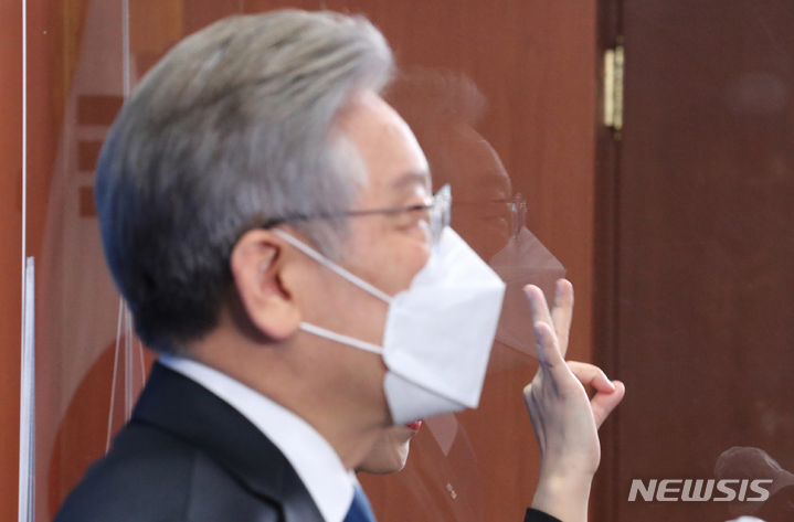 [수원=뉴시스] 국회사진기자단 = 이재명 더불어민주당 대선 후보가 25일 경기도 수원 경기도청에서 도지사 퇴임 기자회견을 하고 있다. 2021.10.25. photo@newsis.com