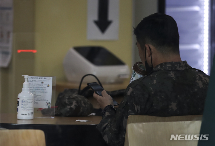 [서울=뉴시스] 정병혁 기자 = 25일 오후 서울 용산구 국군장병라운지 TMO에서 군인이 열차를 기다리고 있다. 국방부와 각 군 관계자 등에 따르면 국방부는 두발 규정 관련 '가이드라인'이 담긴 지침을 조만간 전군에 하달할 예정이다. 이번 조처는 누구나 동동하게 정해진 범위 내에서 두발 유형을 선택할 수 있도록 하자는 취지로 간부와 병사간 두발 규정에 차등을 두지 않는 것이다. 2021.10.25. jhope@newsis.com