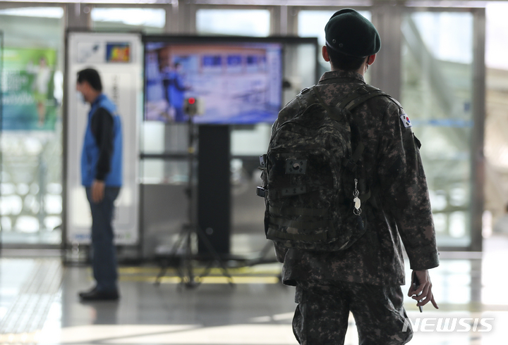 [서울=뉴시스] 정병혁 기자 = 지난해 10월 25일 오후 서울 용산구 서울역에서 군인들이 이동하고 있다. 국방부와 각 군 관계자 등에 따르면 국방부는 두발 규정 관련 '가이드라인'이 담긴 지침을 조만간 전군에 하달할 예정이다. 이번 조처는 누구나 동동하게 정해진 범위 내에서 두발 유형을 선택할 수 있도록 하자는 취지로 간부와 병사간 두발 규정에 차등을 두지 않는 것이다. 2021.10.25. jhope@newsis.com