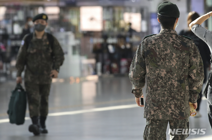 [서울=뉴시스] 정병혁 기자 = 25일 오후 서울 용산구 서울역에서 군인들이 이동하고 있다. 국방부와 각 군 관계자 등에 따르면 국방부는 두발 규정 관련 '가이드라인'이 담긴 지침을 조만간 전군에 하달할 예정이다. 이번 조처는 누구나 동동하게 정해진 범위 내에서 두발 유형을 선택할 수 있도록 하자는 취지로 간부와 병사간 두발 규정에 차등을 두지 않는 것이다. 2021.10.25. jhope@newsis.com