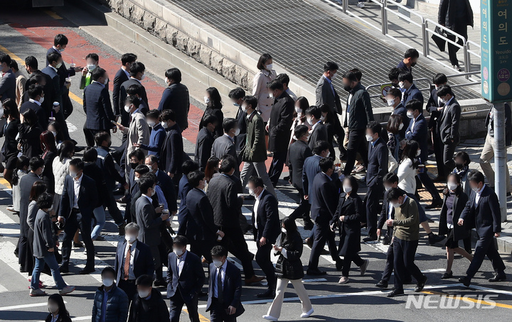[서울=뉴시스] 백동현 기자 = 서울 영등포구 여의도역 인근에서 직장인들이 점심식사를 위해 이동하고 있다. 2026.03.18. livertrent@newsis.com