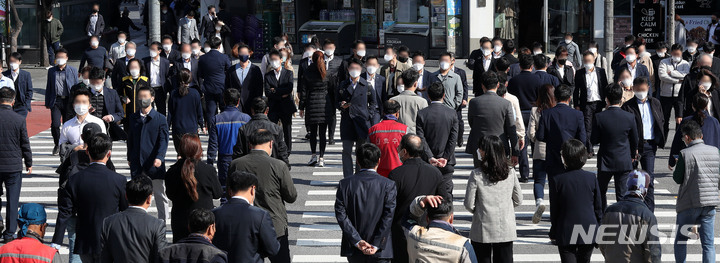 [서울=뉴시스] 백동현 기자 = '위드(with) 코로나' 전환을 준비 중인 정부가 단계적 일상회복 이행계획 초안을 공개한 25일 오후 서울 영등포구 여의도역 인근에서 직장인들이 점심식사를 위해 이동하고 있다. 2021.10.25. livertrent@newsis.com