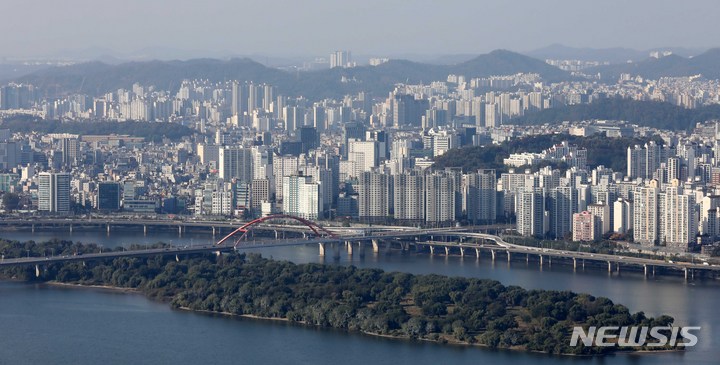 [서울=뉴시스] 고범준 기자 = 25일 서울 영등포구 63스퀘어 빌딩에서 바라본 아파트 단지 모습. 2021.10.25. bjko@newsis.com