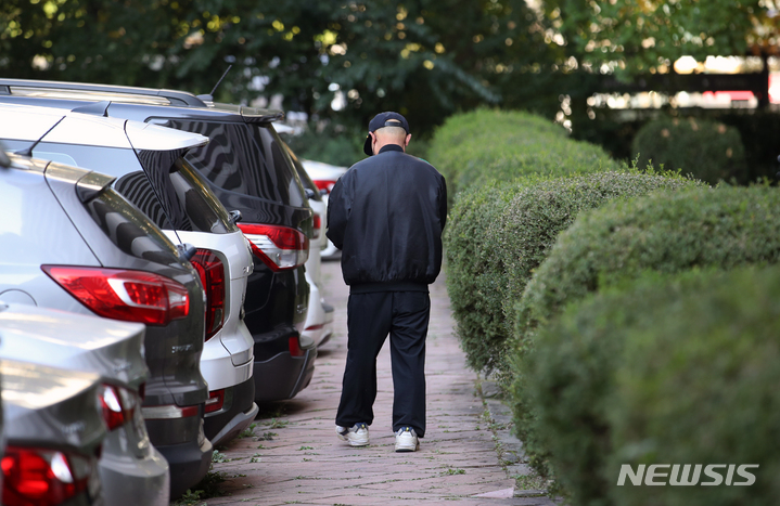 술 취해 경비원 밀치고 괴롭힌 아파트 입주자 대표 송치