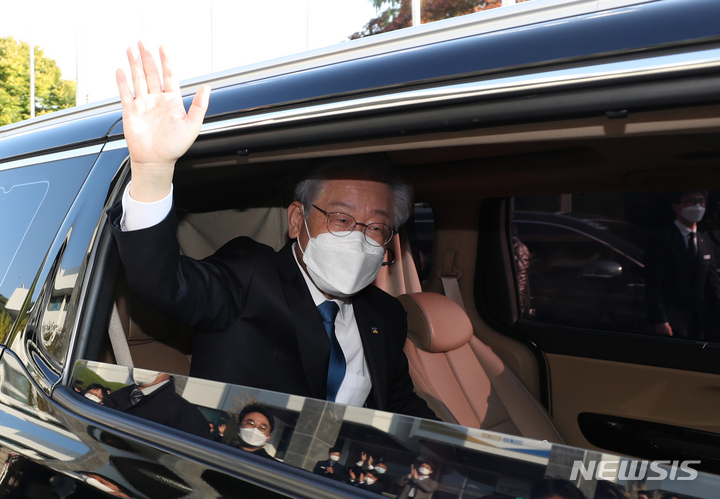 [수원=뉴시스] 김종택기자 = 더불어민주당 이재명 대선 후보가 25일 오후 경기도 수원시 경기도청에서 직원들의 환송을 받으며 청사를 떠나고 있다.이 후보는 26일 중앙선거관리위원회에 대선 예비후보로 등록, 27일에는 문재인 대통령과의 면담 등 본격적인 대권 행보에 들어간다. 2021.10.25.jtk@newsis.com