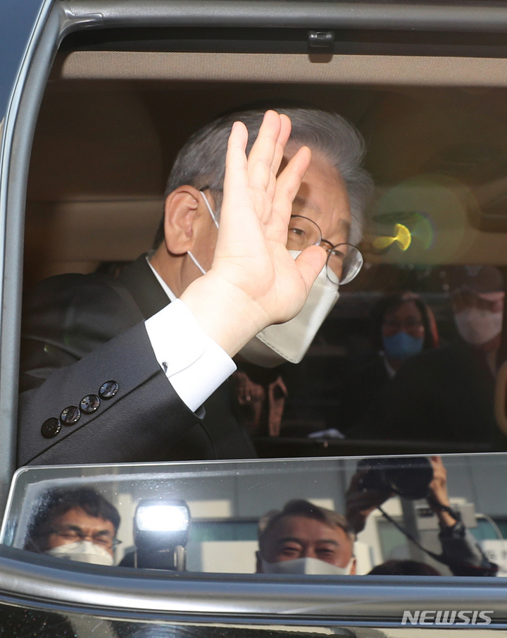 [수원=뉴시스] 김종택기자 = 더불어민주당 대선 후보인 이재명 경기지사가 25일 오후 경기도 수원시 경기도청에서 직원들의 환송을 받으며 청사를 떠나고 있다. 이 후보는 26일 중앙선거관리위원회에 대선 예비후보로 등록, 27일에는 문재인 대통령과의 면담 등 본격적인 대권 행보에 들어간다. 2021.10.25. jtk@newsis.com