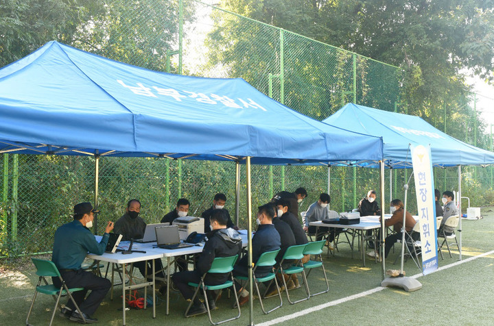 [광주=뉴시스] 김혜인 기자 =광주 남부경찰서는 테러와 재난 상황을 대비해 현장 초동조치 훈련을 했다고 25일 밝혔다.(사진=광주 남부경찰서 제공) 2021.10.25.photo@newsis.com