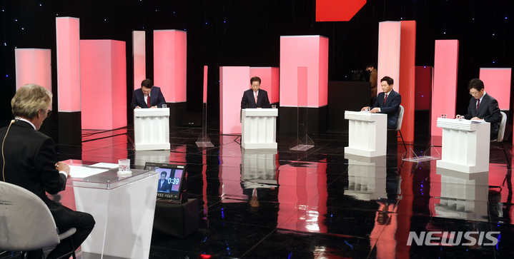 [대전=뉴시스] 강종민 기자 = 국민의힘 대선 경선 후보인 윤석열(왼쪽부터), 홍준표 후보, 원희룡 후보, 유승민 후보가 25일 오후 대전 서구 KBS에서 열린 국민의힘 대전·세종·충남·충북지역 대선 경선 후보 합동토론회에 참석, 시작을 기다리고 있다. (공동취재사진) 2021.10.25. photo@newsis.com