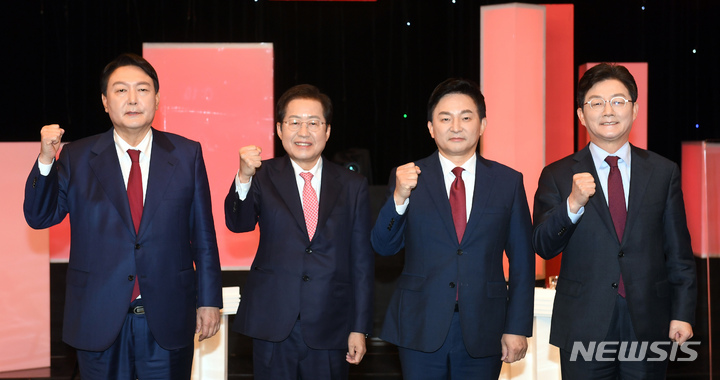 [대전=뉴시스] 강종민 기자 = 국민의힘 대선 경선 후보인 윤석열(왼쪽부터), 홍준표 후보, 원희룡 후보, 유승민 후보가 25일 오후 대전 서구 KBS에서 열린 국민의힘 대전·세종·충남·충북지역 대선 경선 후보 합동토론회에 참석, 기념촬영을 하고 있다. (공동취재사진) 2021.10.25. photo@newsis.com