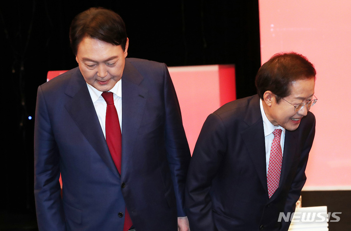 [대전=뉴시스] 강종민 기자 = 국민의힘 대선 경선 후보인 윤석열 후보와 홍준표 후보가 25일 오후 대전 서구 KBS에서 열린 국민의힘 대전·세종·충남·충북지역 대선 경선 후보 합동토론회에 앞서 인사하고 있다. (공동취재사진) 2021.10.25. photo@newsis.com