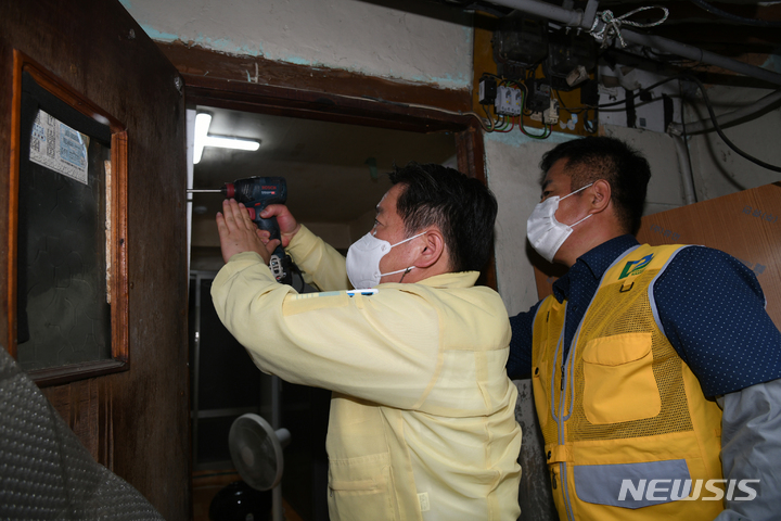 [광주=뉴시스] 김혜인 기자 = 광주 남구는 민선 7기들어 취약계층 73가구에 대해 '희망주택 리모델링'사업을 추진했다고 25일 밝혔다.(사진=광주 남구 제공) 2021.10.25.phoyo@newsis.com