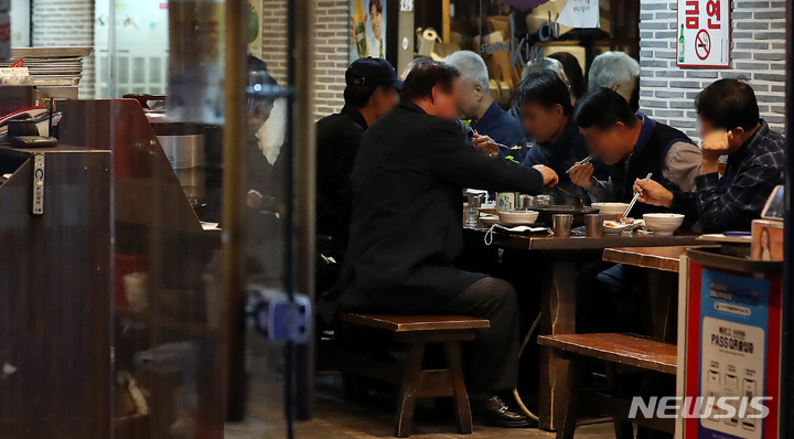 [서울=뉴시스] 이영환 기자 = 정부는 지난 25일 코로나19 단계적 일상회복 이행계획 공청회에서 단계적 일상 회복 초안을 공개했다. 초안에 따르면 음식점과 카페의 영업시간 제한 해제와 헬스장 내 샤워장 이용, 영화관 내 음식물 섭취가 허용된다. 또한 사적모임 10인 제한은 1·2차 개편 까지 유효하며 3차 개편에 제한 해제를 검토한다. 사진은 이날 오후 서울 시내 번화가의 모습 2021.10.25. 20hwan@newsis.com