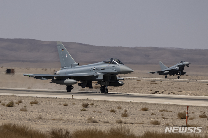 [에일라트(이스라엘)=AP/뉴시스] 독일 공군의 유로파이터 타이푼이 2021년 10월24일 이스라엘 남부 에일라트 인근 오브다 공군 기지에 착륙하고 있다. 2023.05.22.
