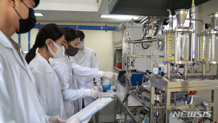 [전주=뉴시스]윤난슬 기자 = 전북대학교는 화학공학부가 교육부와 한국공학교육인증원이 실시한 '2021 산업계관점 대학평가' 정유·화공 분야에서 최우수(A++) 등급을 받았다고 26일 밝혔다.(사진=전북대 제공)