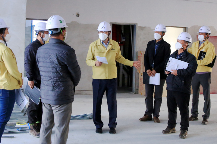 맹정호 시장이 서산시육아종합지원센터 공사현장을 찾았다 *재판매 및 DB 금지