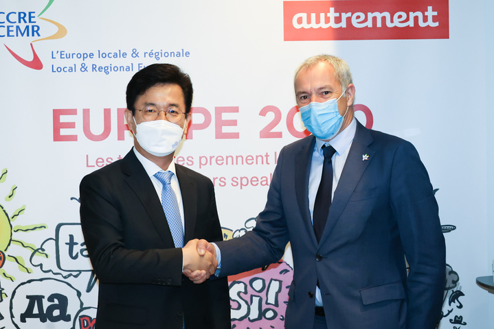 [대전=뉴시스] 조명휘 기자 = 허태정 대전시장이 25일(현지시간) 세계지방정부연합(UCLG) 유럽지역본부인 CEMR을 방문해 프레데릭 사무총장을 만났다.(사진=대전시 제공) 2021.10.26. photo@newsis.com *재판매 및 DB 금지