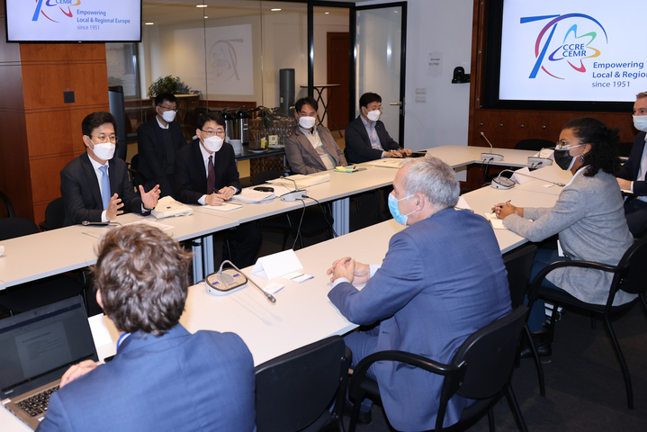 [대전=뉴시스] 조명휘 기자 = 허태정 대전시장이 25일(현지시간) 벨기에 브뤼셀에 위치한 세계지방정부연합(UCLG) 유럽지역본부인 CEMR을 방문해 프레데릭 사무총장을 면담하고, 내년 10월 '2022 UCLG 대전총회'와 관련해 의견을 나눴다. (사진= 대전시 제공) 2021.10.26. photo@newsis.com *재판매 및 DB 금지