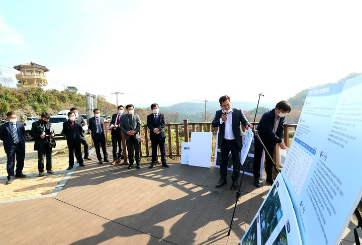 임실군와 전북연구원 관계자들이 참석한 가운데 옥정호 현장에서 개최된 정책간담회에서 군 관계자가 '옥정호 친환경 관광개발사업'에 대해 설명하고 있다. *재판매 및 DB 금지
