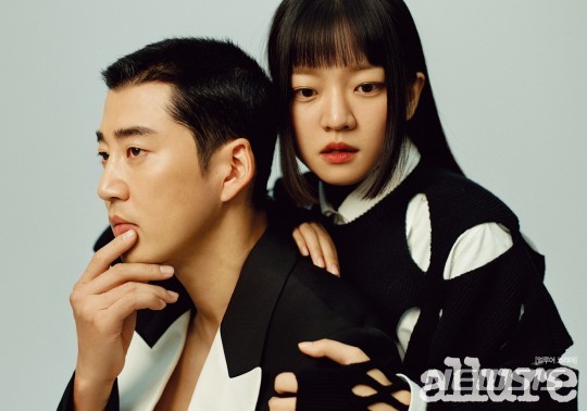 [서울=뉴시스]'고아성 윤계상 얼루어 화보'.2021.10.26.(사진=얼루어 코리아 제공).photo@newsis.com