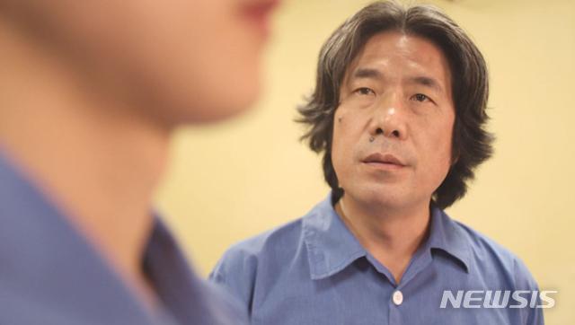 [서울=뉴시스] 영화 '요시찰' 오달수. (사진=씨엠닉스 제공) 2021.10.26 photo@newsis.com