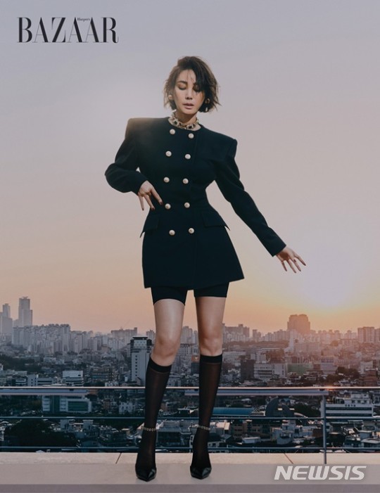 [서울=뉴시스]'김성령 화보'.2021.10.26.(사진=하퍼스바자 코리아 제공).photo@newsis.com