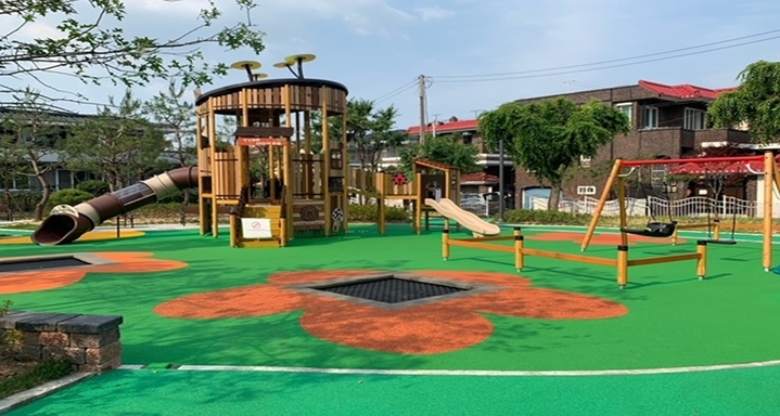 [청주=뉴시스] 새 단장을 완료한 충북 청주시 흥덕구 봉명동 무궁화어린이공원. photo@newsis.com *재판매 및 DB 금지