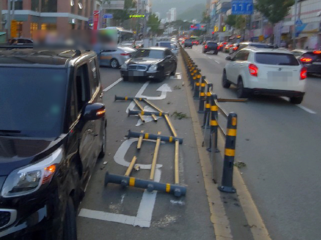 [부산=뉴시스] 26일 오후 부산 수영구의 한 도로를 달리던 택시가 중앙분리대와 충돌한 뒤 중앙선을 넘어 반대편 차로로 돌진해 승용차 3대를 잇달아 들이받았다. (사진=부산경찰청 제공) *재판매 및 DB 금지
