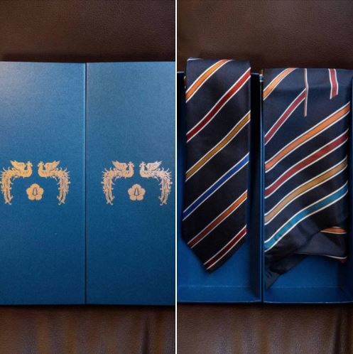 [서울=뉴시스]이재명 더불어민주당 대선후보가 26일 문재인 대통령 면담 후 받은 넥타이와 스카프 선물 사진. (사진=이재명 후보 페이스북 캡처) *재판매 및 DB 금지